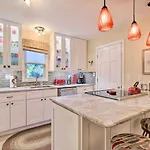 Large Townhouse W/ Private Patio! Сasa de vacaciones