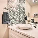 Large Townhouse W/ Private Patio! Сasa de vacaciones *