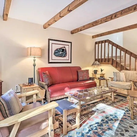 Large Townhouse W/ Private Patio! Holiday home *
