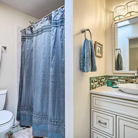 Large Townhouse W/ Private Patio! Holiday home *